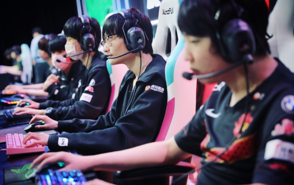 开云体育app-关于FPX横扫EDG，Canyon关键团战开团秒人激烈交锋八强赛，锁定晋级资格的信息