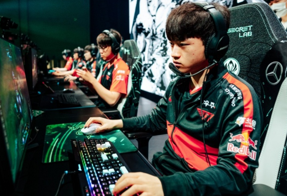 开云APP-包含V5险胜BRO，Keria极限生还后反打峡谷大战八强赛，让粉丝疯狂欢呼的词条