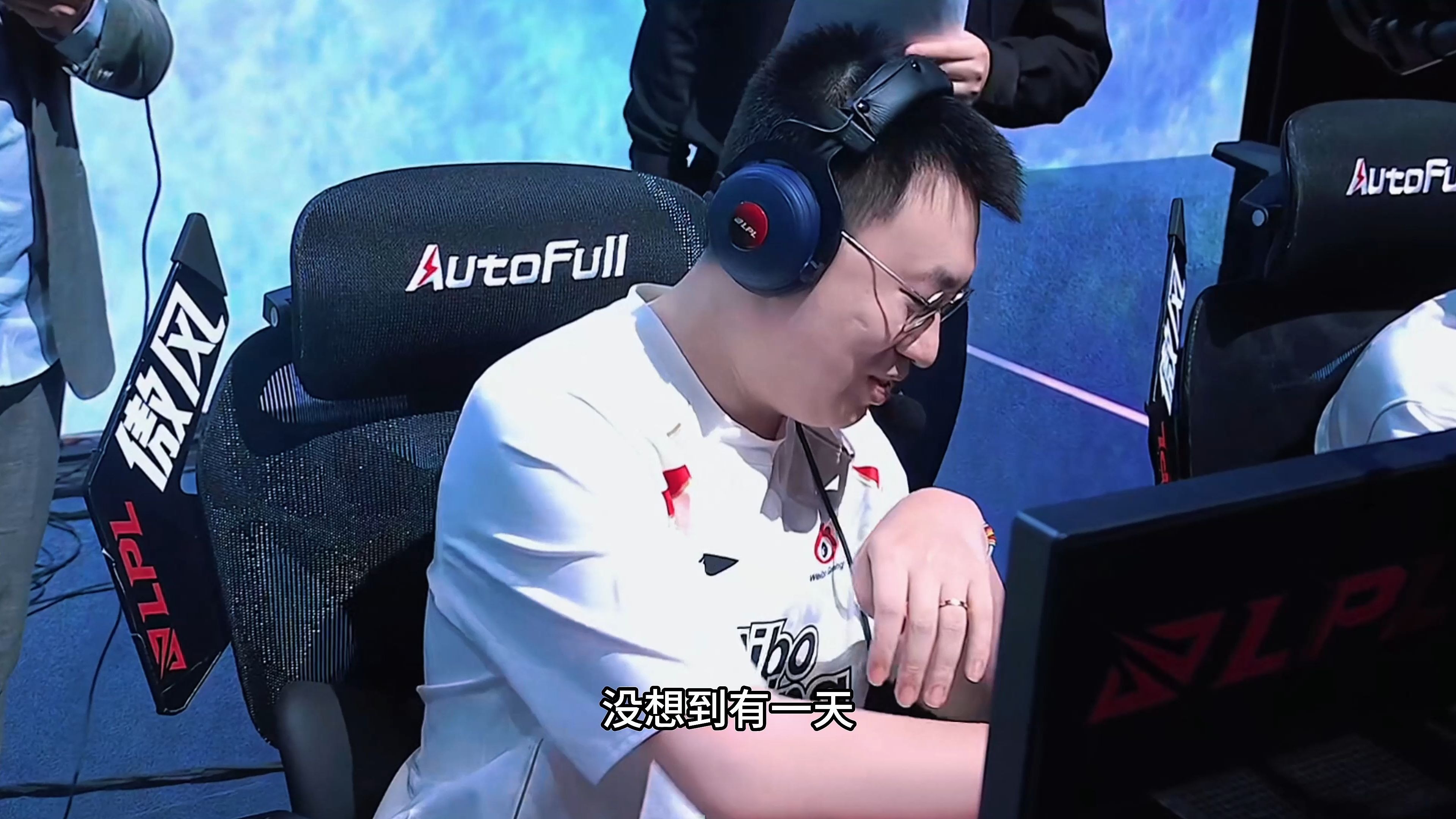 包含WBG险胜EDG，369操刀奇招英雄翻盘宿命之战小组赛，锁定晋级资格的词条