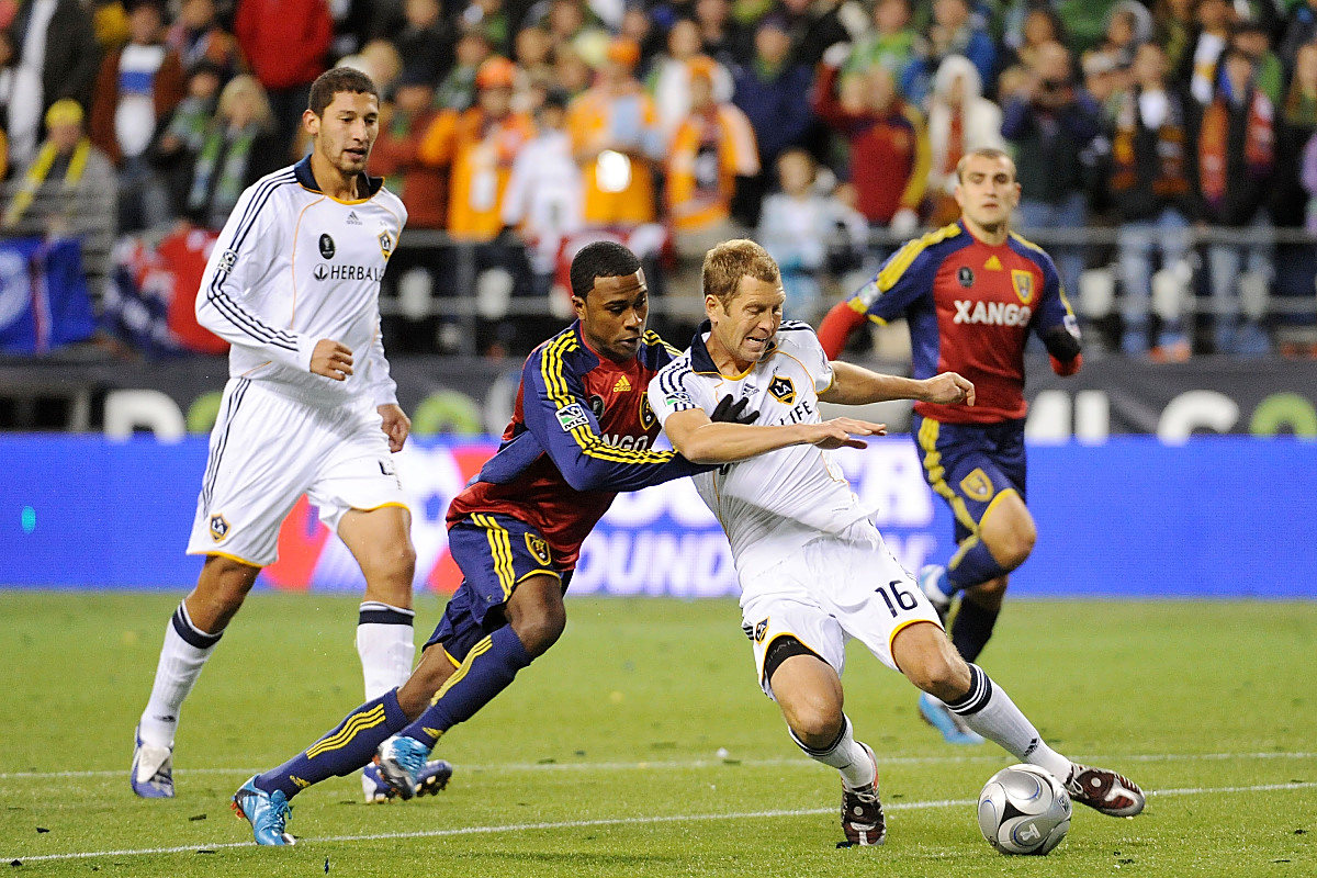 足球场上的豪情壮志，球队实力对决激烈！