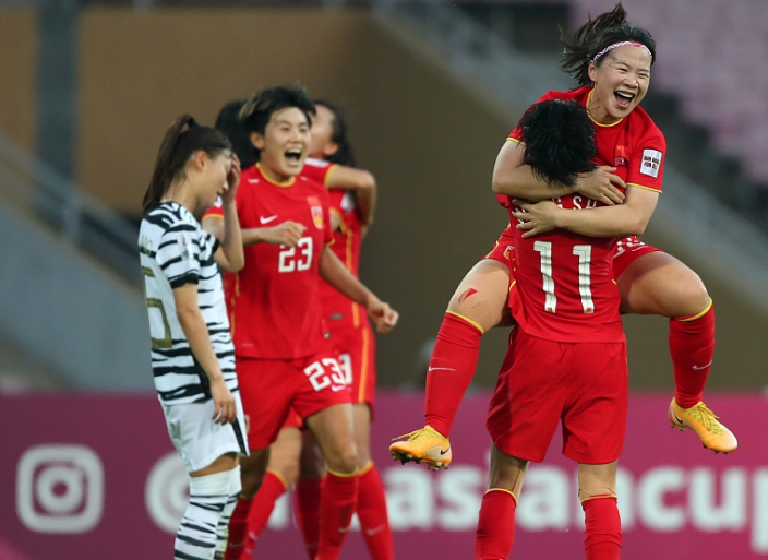 南美洲女足队在比赛中力挫对手，夺冠