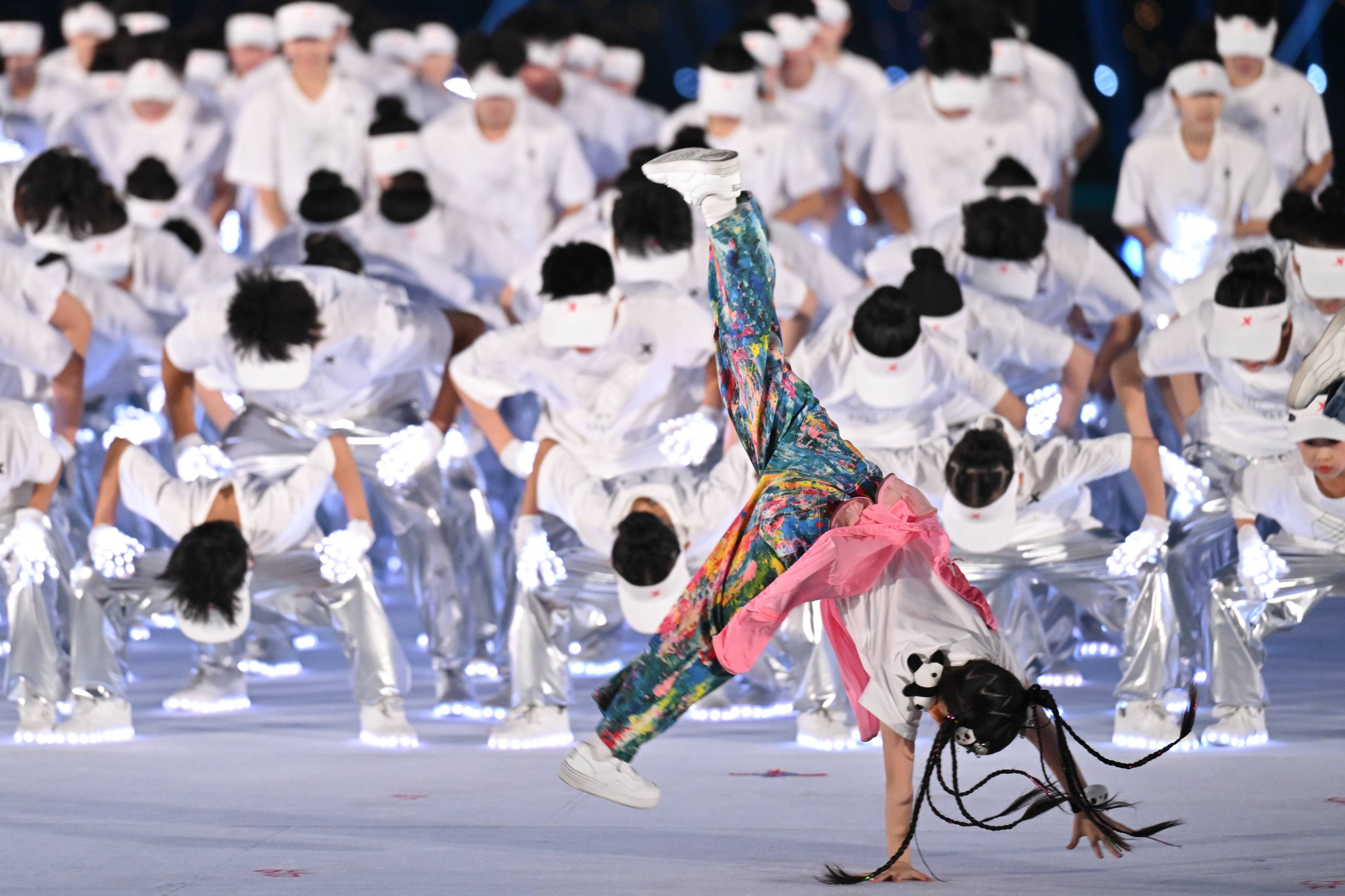 纷纷触目惊心诠释体育精神，无限风采展现的简单介绍