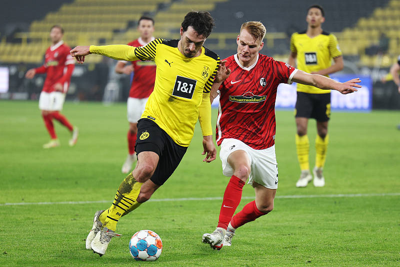 包含多特蒙德客场爆冷不敌弗赖堡，陷入连败局面的词条