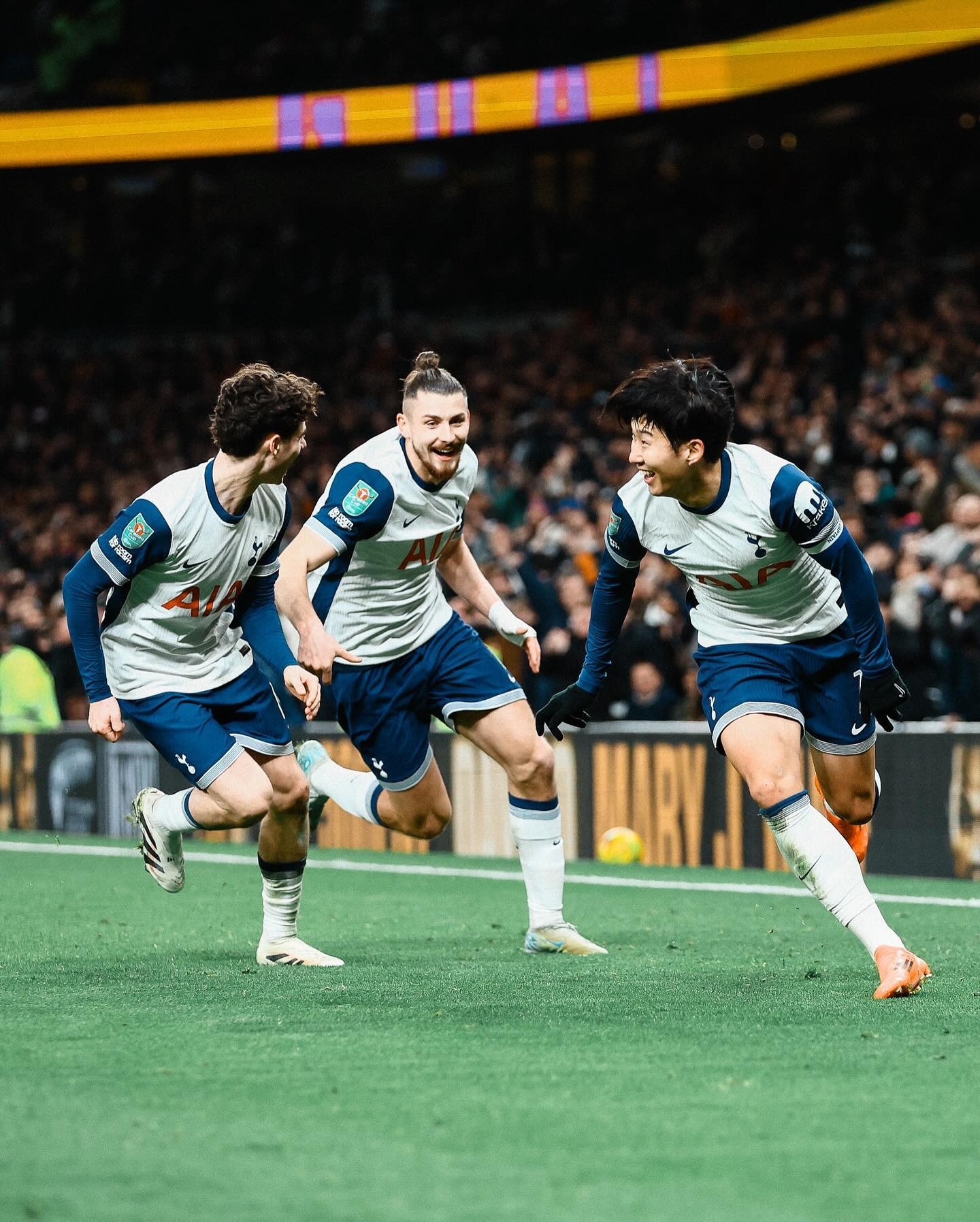 比赛过程中充满了挑战与困难，双方实力均衡