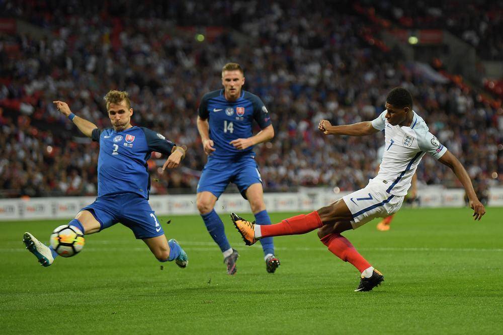 包含俄罗斯队将在客场挑战斯洛伐克，冲击晋级的词条