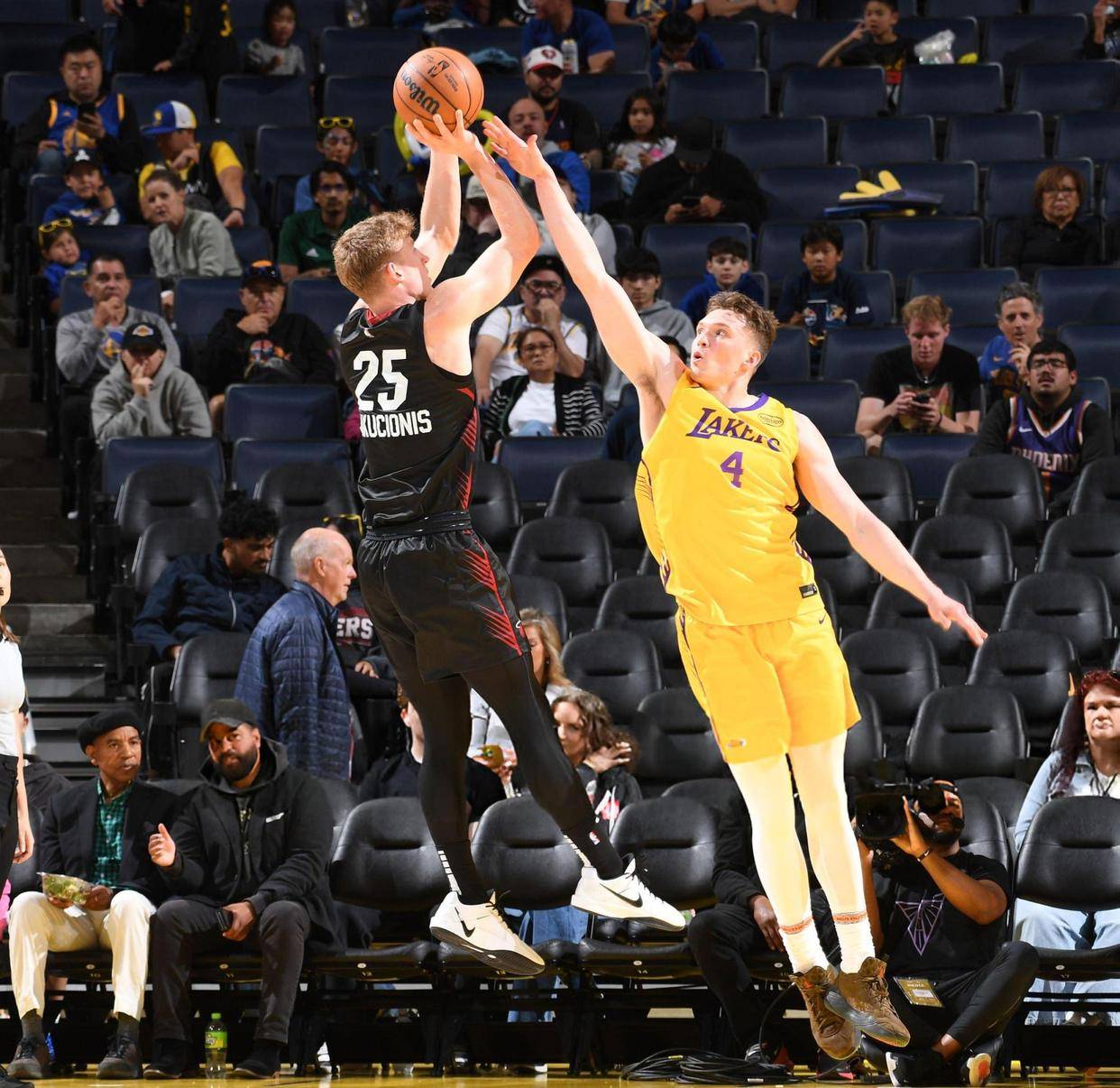 开云体育官网-包含热火势不可挡，湖人队接连受挫的词条