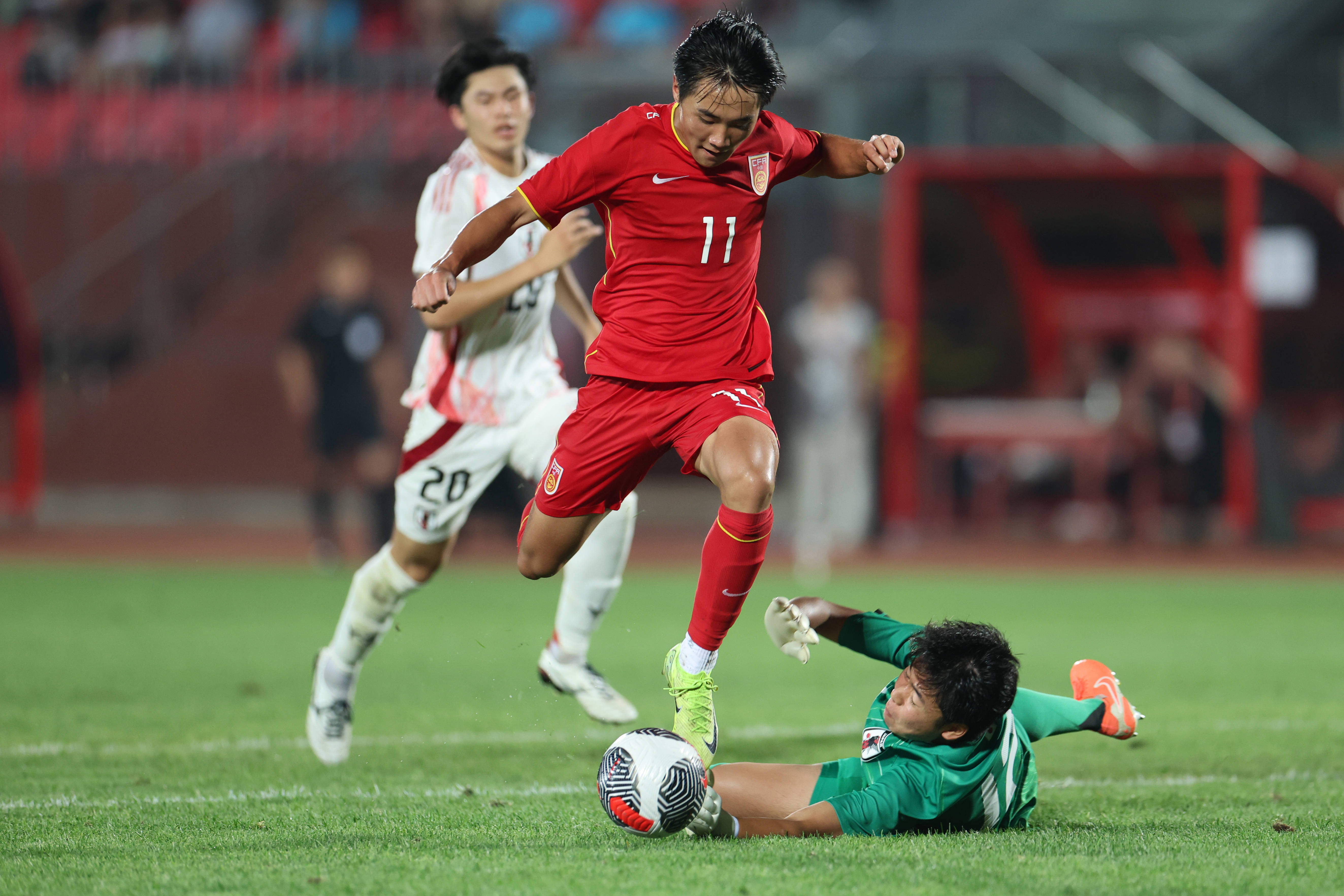 足球联赛中,中国队表现出色 足球联赛中,中国队表现出色