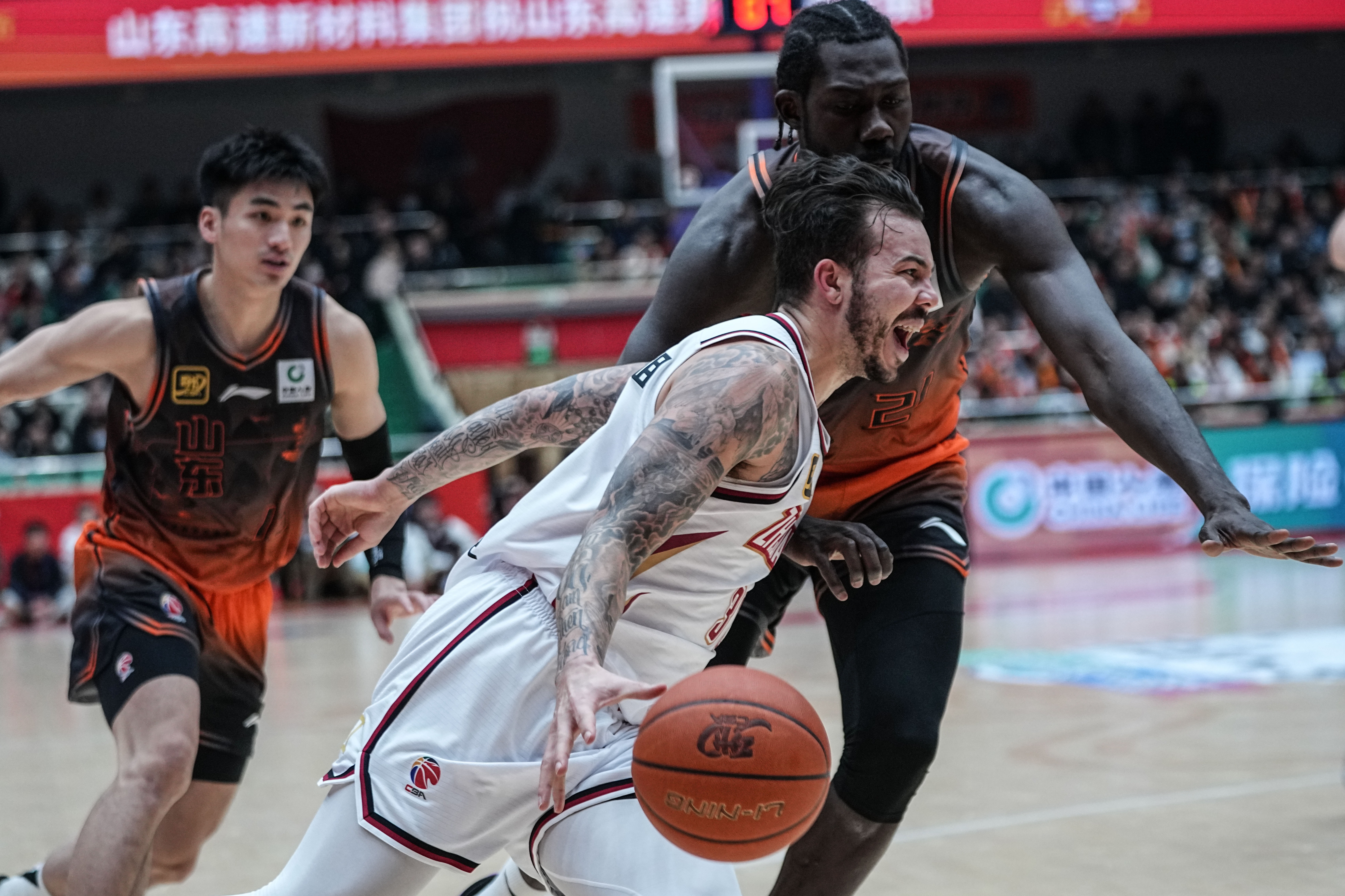 包含疯狂对决浙江队力克浙江铅球队的词条