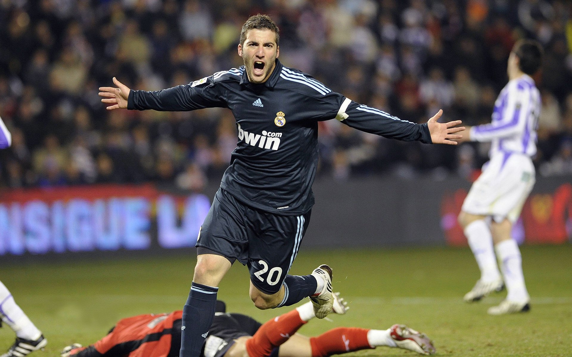 足球的意外与传承，几内亚掀翻韩国之夜，佩德里完成里程碑的双重启示